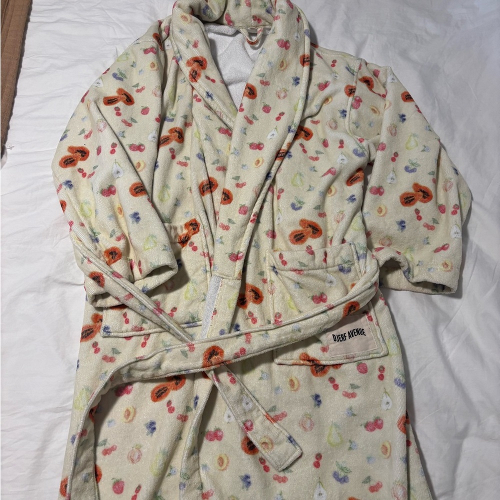 Djerf ave robe fruit